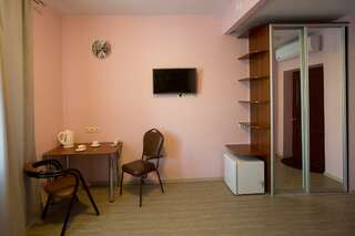 Гостиница Бригантина Хабаровск Бюджетный двухместный номер с 2 отдельными кроватями-3